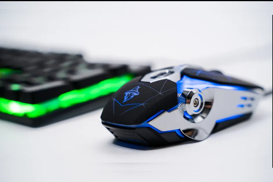 Souris Lightning éclairée en bleu devant le clavier Thunderstricke